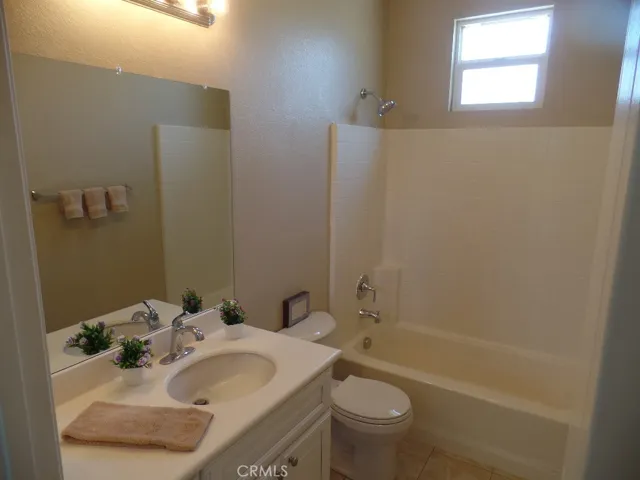 Guest / Main Bathroom