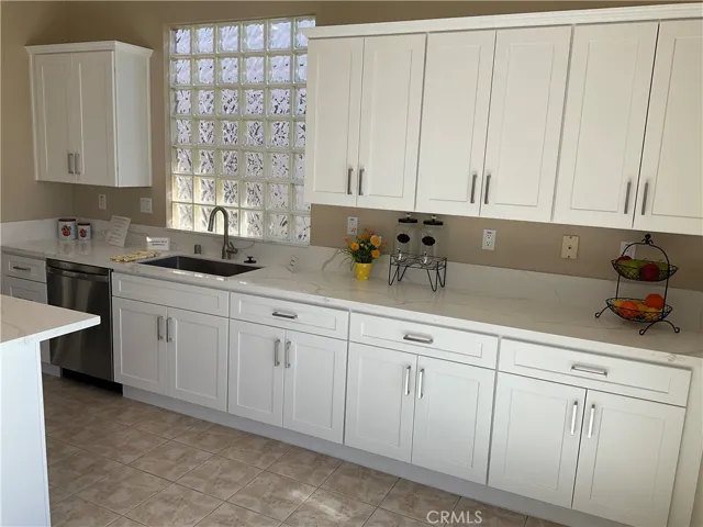 Plenty of cupboard and counterspace
