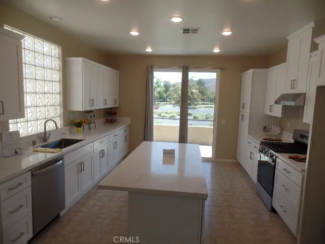This kitchen is stunning !