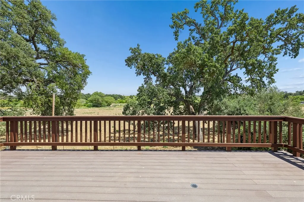 Large Deck facing the River and back Pasture