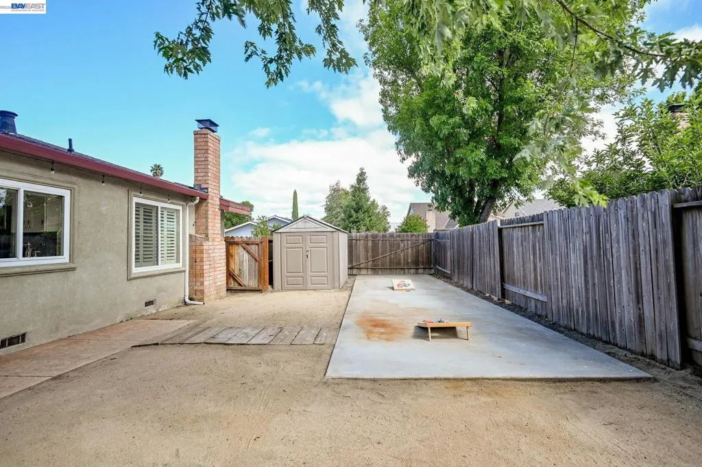 Large side access with double gates.