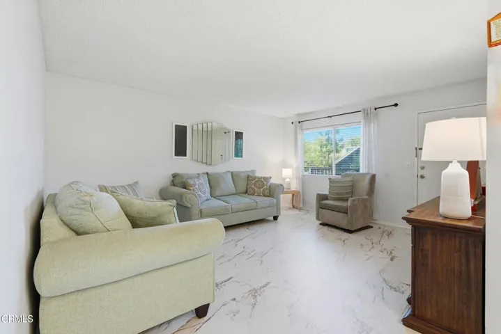 408 BURCHETT ST.#3.living room.5-24-26