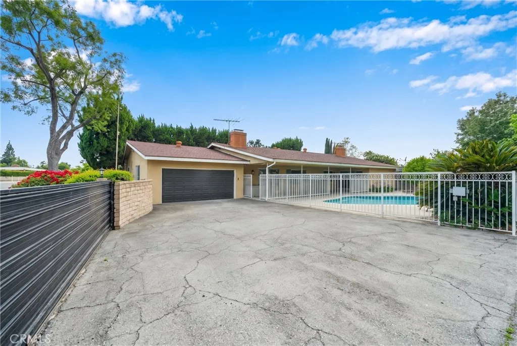 Gated Driveway & RV Parking
