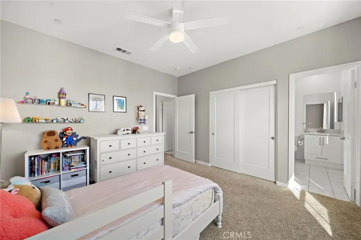 Light and bright secondary bedroom.