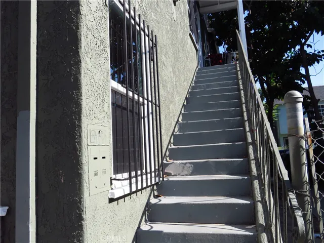 STAIRS TO UPSTAIRS UNIT