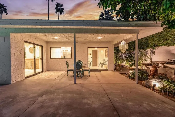 Covered patio/outdoor dining area