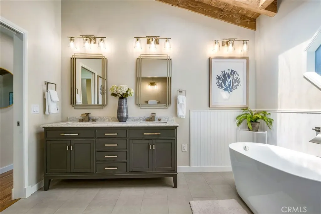 Dual-sinks in primary bath