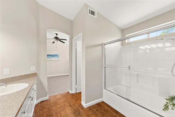 Tub/shower in primary
