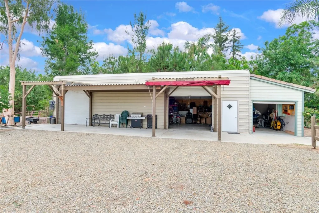 Shop with adjoining office on concrete pad