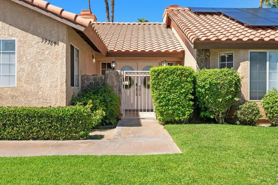 39 reg front courtyard
