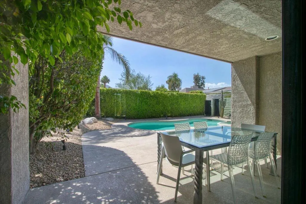 LIVING POOL VIEW