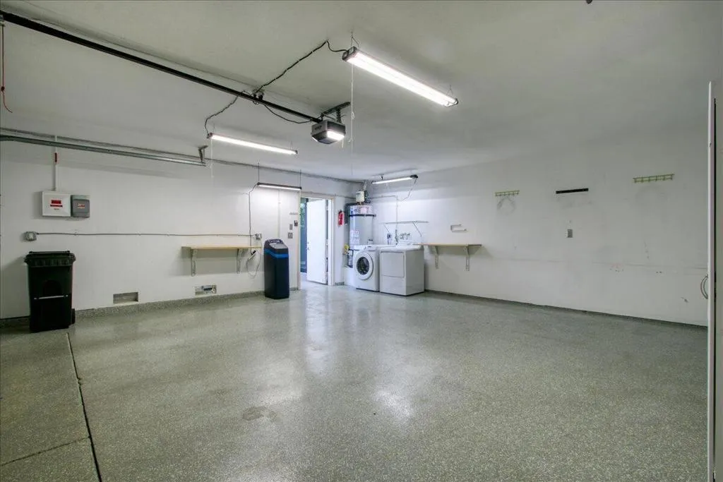 GARAGE LAUNDRY