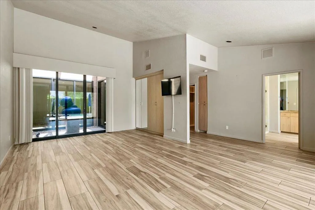 MASTER BDRM ATRIUM