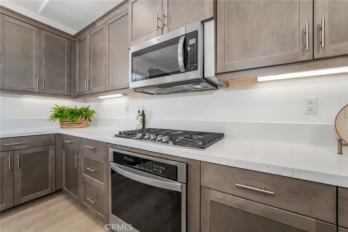 Gas 5-burner stove, gas oven and built-in microwave.