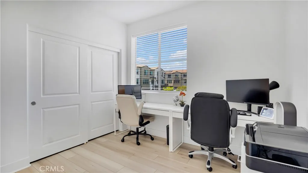 Ideal flex space. Use it for an office or guests.