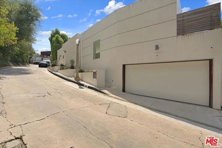 9422 Readcrest Drive, Beverly Hills, California 90210