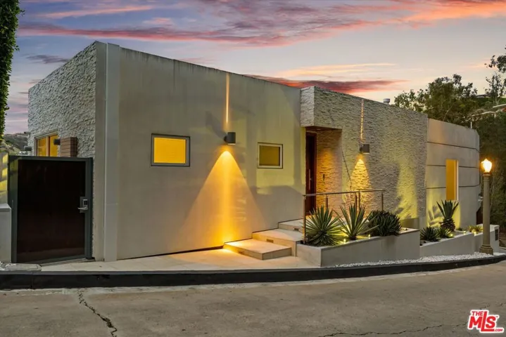 9422 Readcrest Drive, Beverly Hills, California 90210