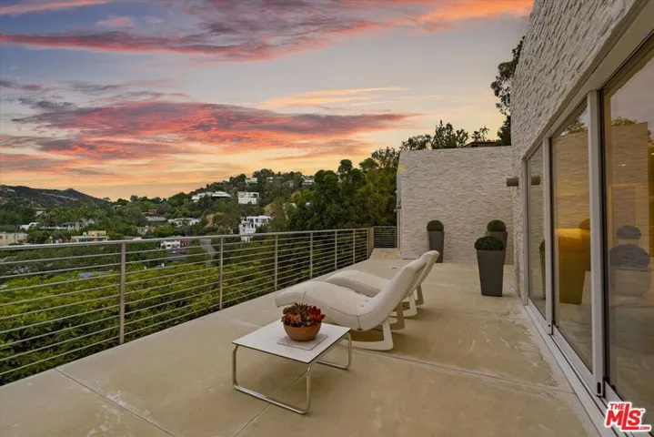 9422 Readcrest Drive, Beverly Hills, California 90210