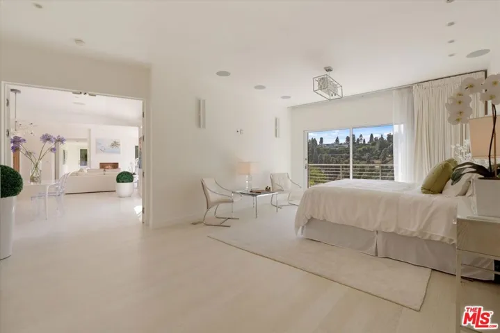 9422 Readcrest Drive, Beverly Hills, California 90210