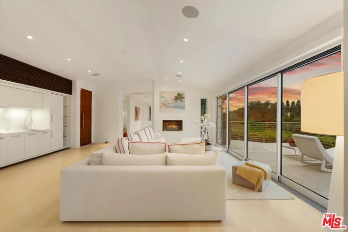 9422 Readcrest Drive, Beverly Hills, California 90210