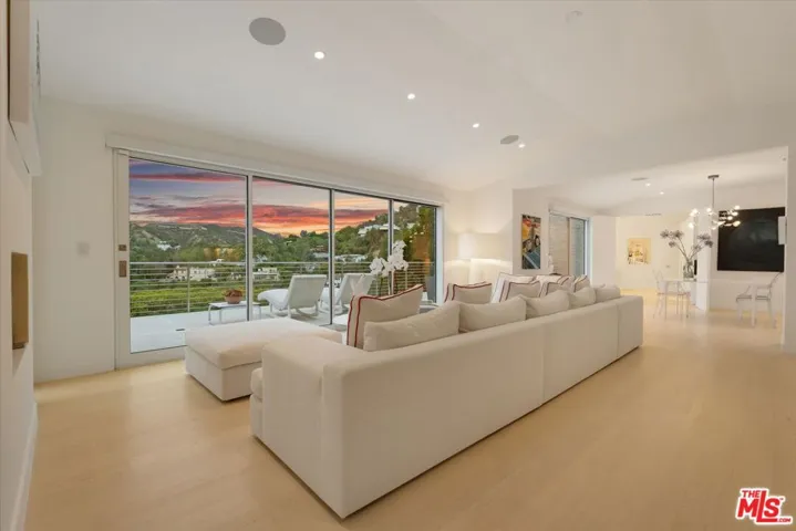9422 Readcrest Drive, Beverly Hills, California 90210