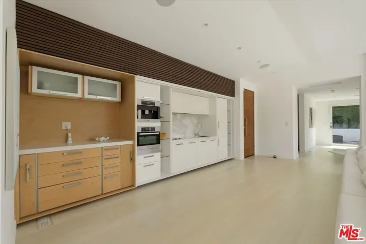 9422 Readcrest Drive, Beverly Hills, California 90210