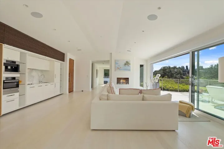 9422 Readcrest Drive, Beverly Hills, California 90210