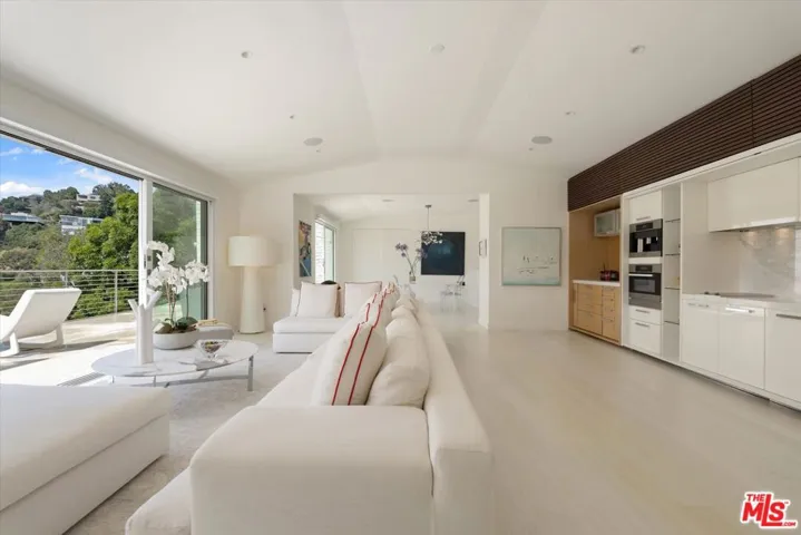 9422 Readcrest Drive, Beverly Hills, California 90210