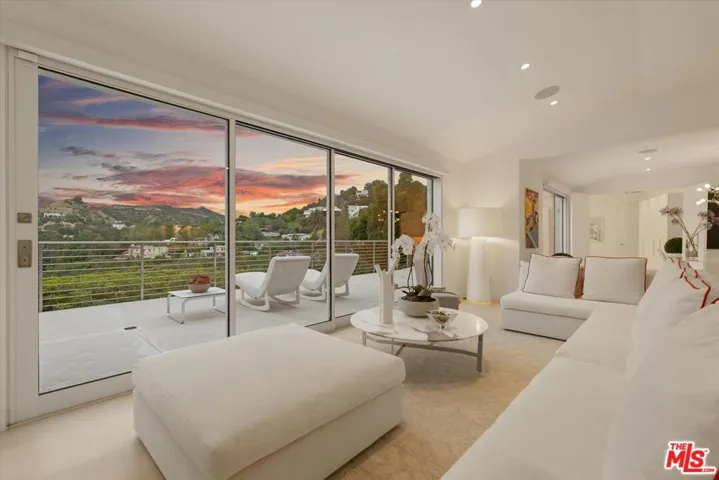 9422 Readcrest Drive, Beverly Hills, California 90210