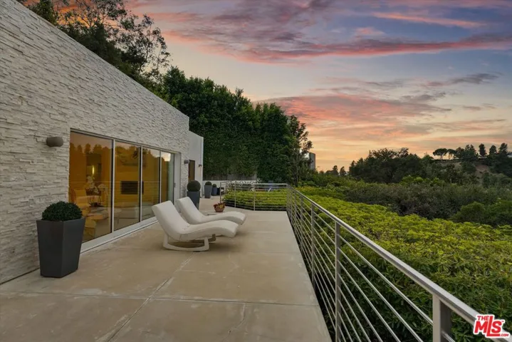 9422 Readcrest Drive, Beverly Hills, California 90210