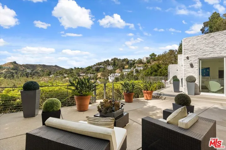 9422 Readcrest Drive, Beverly Hills, California 90210