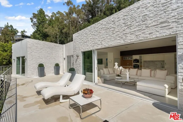9422 Readcrest Drive, Beverly Hills, California 90210
