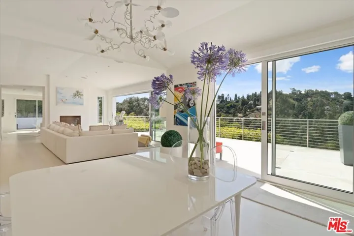 9422 Readcrest Drive, Beverly Hills, California 90210