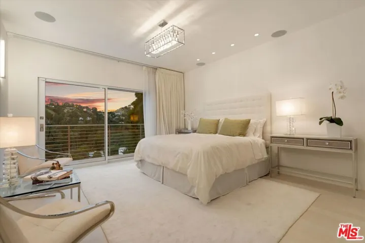 9422 Readcrest Drive, Beverly Hills, California 90210