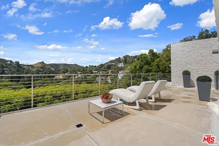 9422 Readcrest Drive, Beverly Hills, California 90210