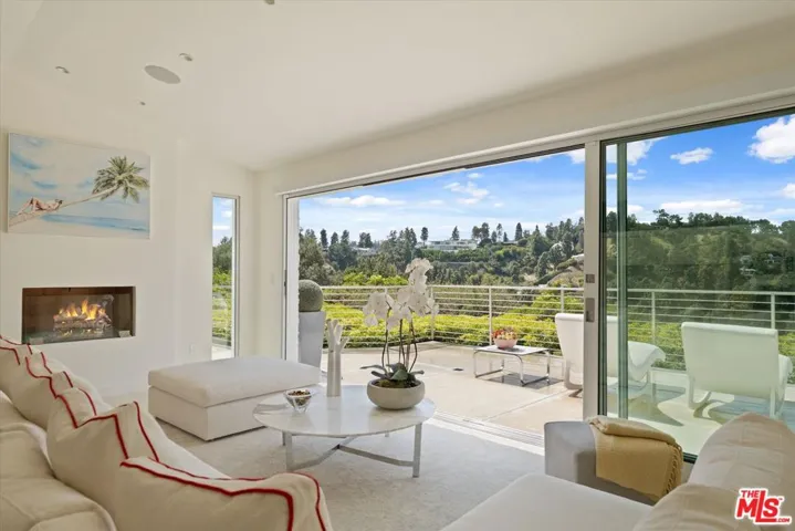9422 Readcrest Drive, Beverly Hills, California 90210
