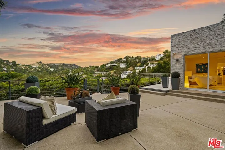 9422 Readcrest Drive, Beverly Hills, California 90210