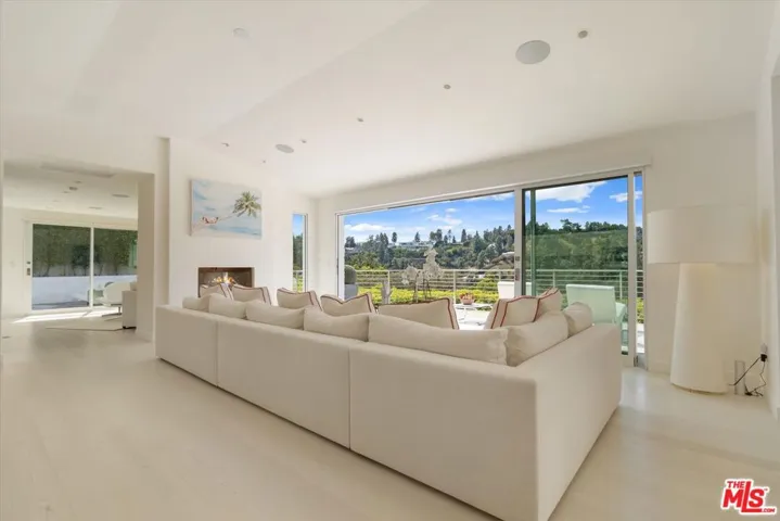 9422 Readcrest Drive, Beverly Hills, California 90210