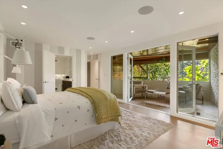 9422 Readcrest Drive, Beverly Hills, California 90210