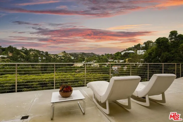 9422 Readcrest Drive, Beverly Hills, California 90210