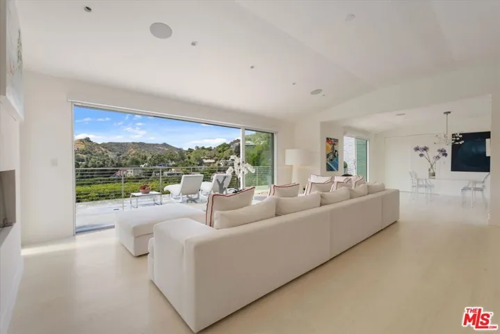 9422 Readcrest Drive, Beverly Hills, California 90210
