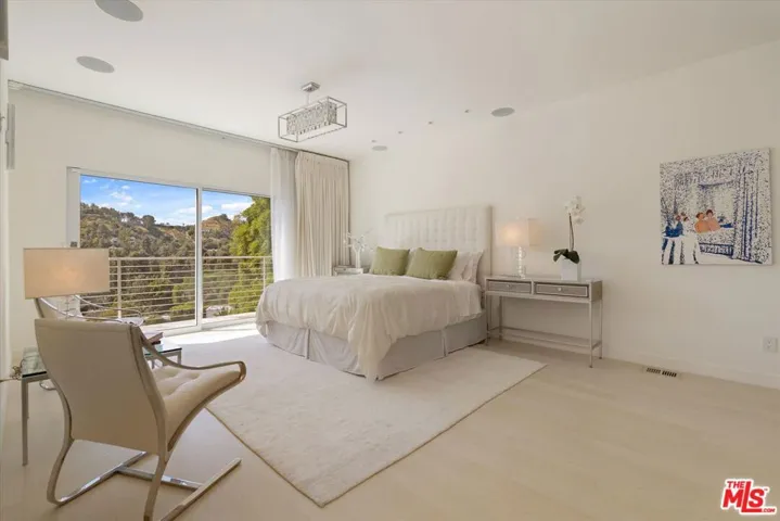 9422 Readcrest Drive, Beverly Hills, California 90210