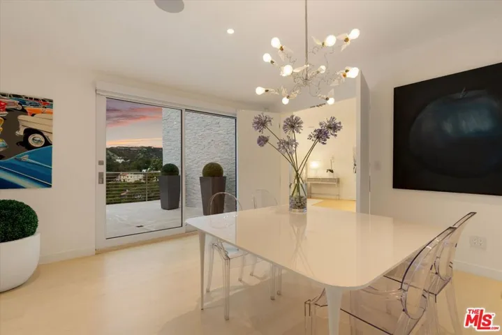 9422 Readcrest Drive, Beverly Hills, California 90210