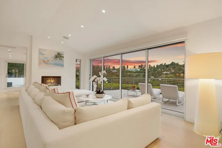 9422 Readcrest Drive, Beverly Hills, California 90210