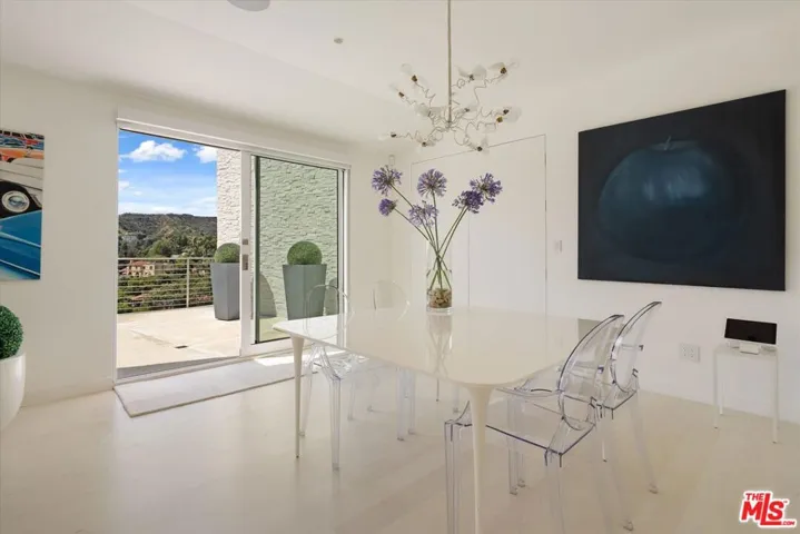 9422 Readcrest Drive, Beverly Hills, California 90210