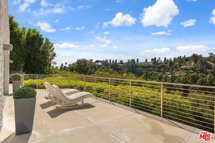 9422 Readcrest Drive, Beverly Hills, California 90210