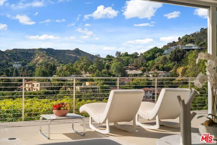 9422 Readcrest Drive, Beverly Hills, California 90210