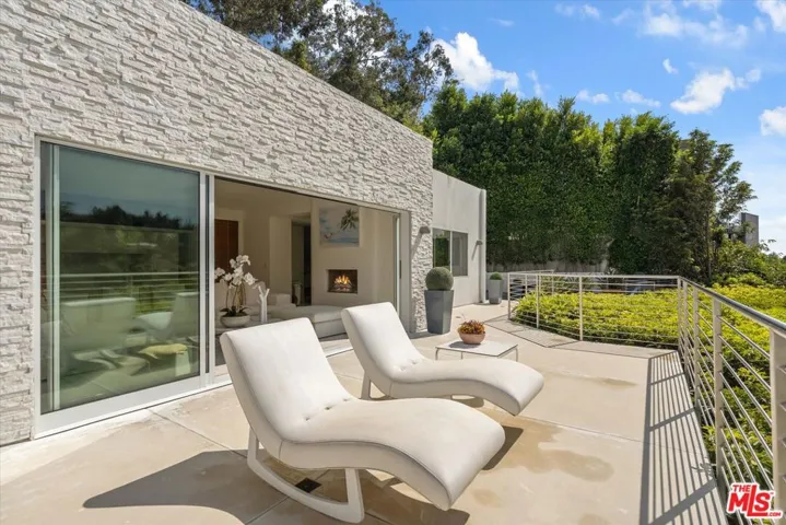 9422 Readcrest Drive, Beverly Hills, California 90210