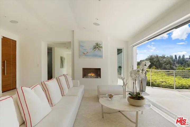9422 Readcrest Drive, Beverly Hills, California 90210