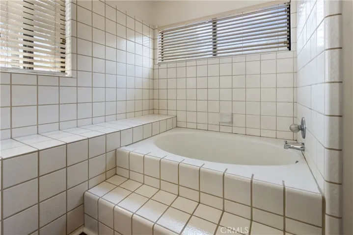 Primary tub/shower